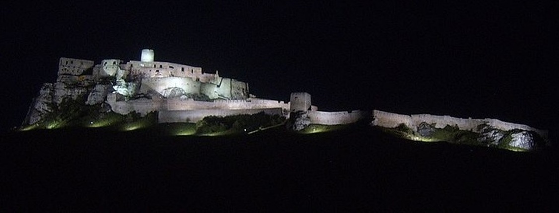 Legendinės Spišo pilies panorama naktį